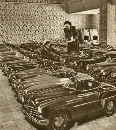 Фото: Большой выбор советских педальных машинок для детей. 1955 год