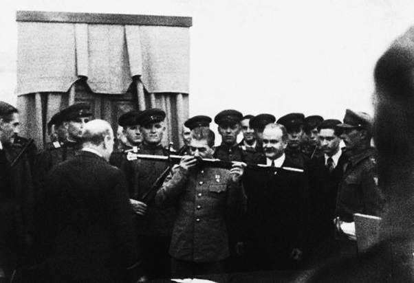 Фото: Торжественное вручение Меча Салинграда Иосифу Сталину в Тегеране