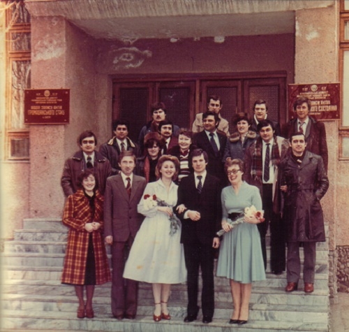 Фото: Счастливые молодожены на комсомольской свадьбе в СССР