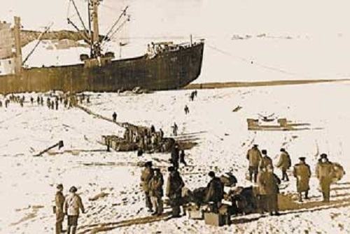 Фото: В 1956 году,  на Берегу Правды моря Дейвиса в Антарктиде  был поднят Государственный флаг СССР
