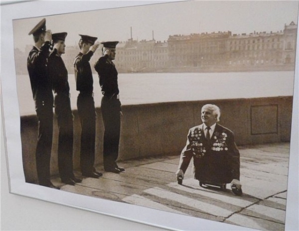 Фото: Ленинград. Нахимовские курсанты отдают честь ветерану.1960 год