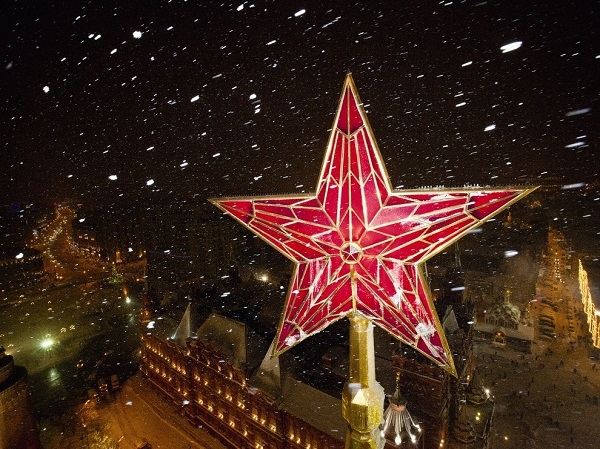 Фото: Мягкое свечение рубиновой звезды Московского Кремля, 1976 год