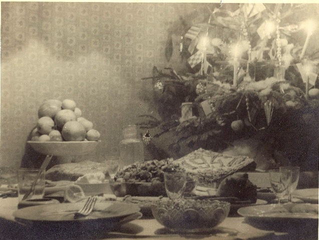 Фото: Праздничный новогодний стол. Встреча 1947 года.