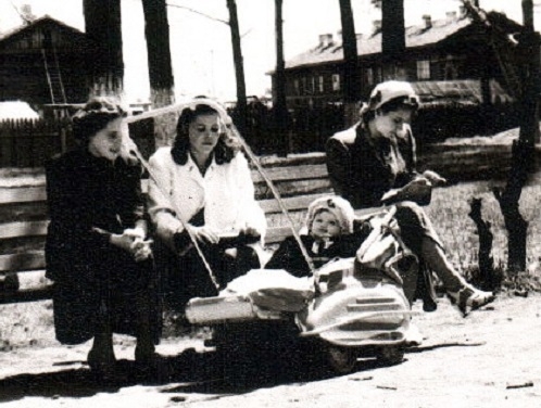 Фото: Одна из первых советских детских колясок