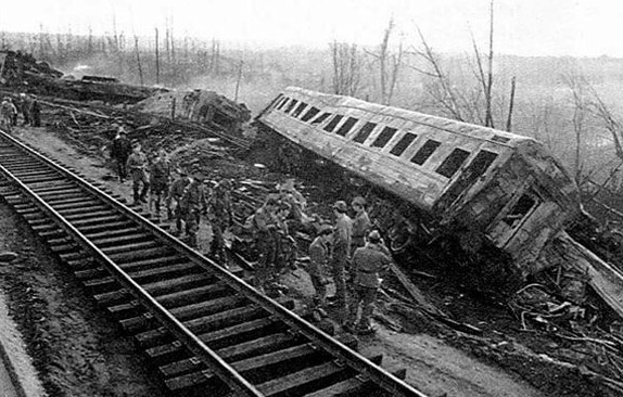 Фото: Место техногенной железнодорожной катастрофы под Уфой. 1989 год