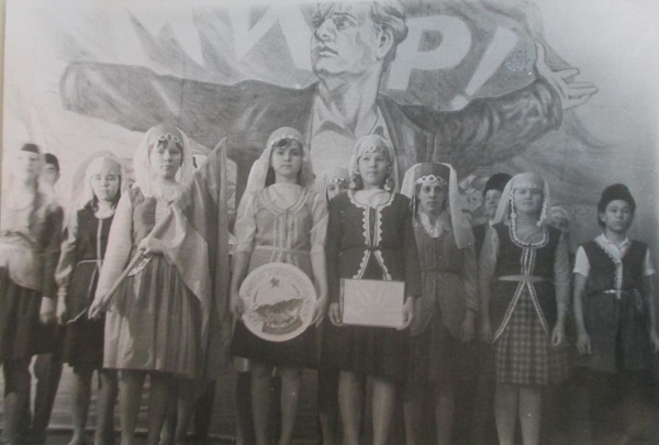 Фото: Концерт для шефов в подшефной советской школе
