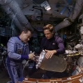 Работа космонавтов на космической станции 