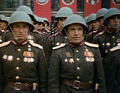 Фото: Бойцы Красной победоносной армии на Параде Победы в Москве, 1945 год
