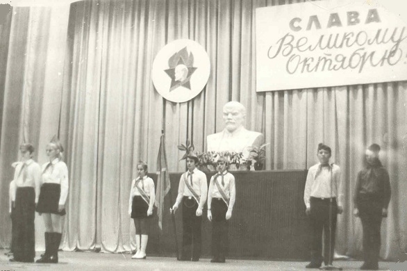 Фото: Праздник Великого Октября в школе при посольстве СССР в ГДР. 1969 год
