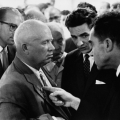 Хрущев и Никсон на выставке американских достижений в Москве. Минута до взрыва.