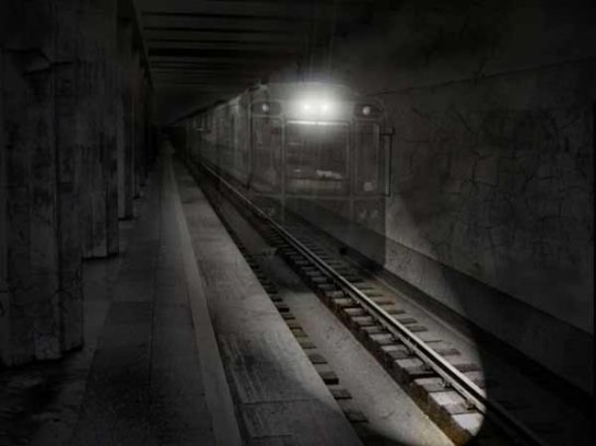 Фото: Поезд-призрак на кольцевой станции метро в Москве.