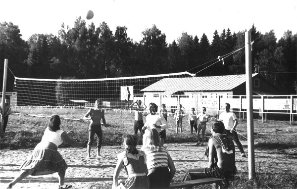 Фото: Игра в пионербол. Играют все - девочки и мальчики разного возраста.
