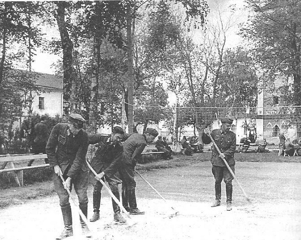 Фото: Пленные немцы на общественных работах.