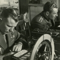 Космонавты первого отряда Ю. Гагарин и Г. Титов проходят обучение