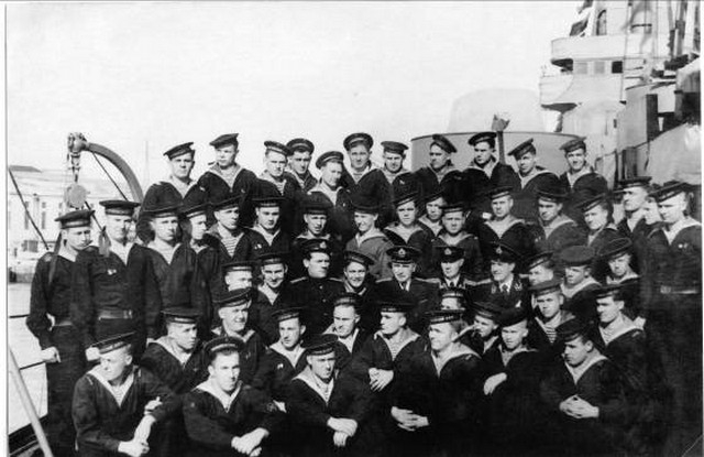 Фото: Командный состав линейного корабля "Новороссийск" 7 ноября 1954 года