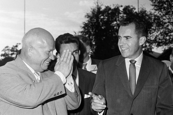 Фото: Добродушный лидер СССР Хрущев с американским вице-президентом Никсоном на Американской выставке в Сокольниках, 1959 год