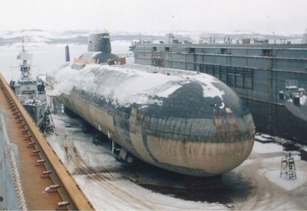 Фото: Длина  советской подлодки Акула - 172 метра, высота- 25м, ширина - 23 м. 1985 год