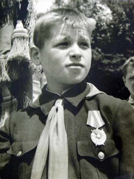 Фото: Костя Кравчук был награжден орденом Красного Знамени за спасение знамен. 1944 год