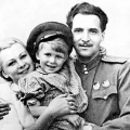 Валентина Серова с мужем К.Симоновым и дочерью Машей