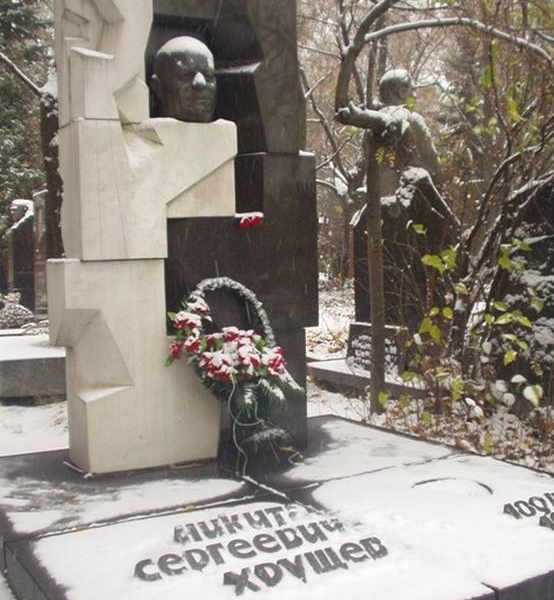 Фото: Надгробие на могиле Хрущева работы Эрнста Неизвестного