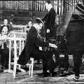 Шостакович исполняет первый фортепианный концерт
