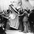 Леонид Ильич Брежнев вручает орден Дружбы народов городу Киеву