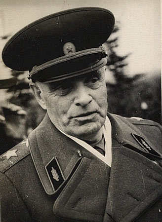 Фото: Первый командующий игрой Герой Советского Союза, маршал артиллерии Василий Казаков
