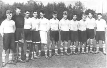 Фото: Самое раннее фото Льва Яшина (второй слева), как вратаря. Турнир заводских любительских команд в 1948 году