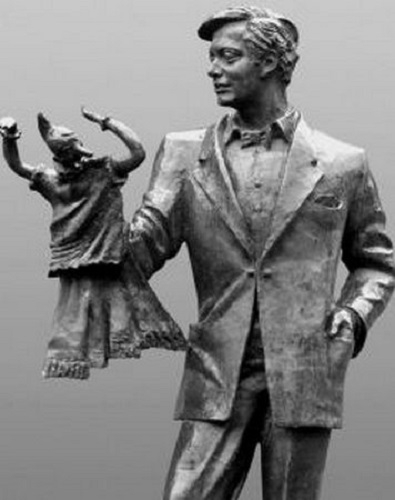 Фото: Памятник к 100-летию Сергея Образцова и его знаменитой кукле Тяпа, 2001 год