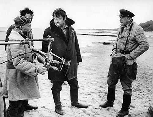 Фото: На съемках фильма Двадцать дней без войны. Юрий Никулин в роли военного журналиста  Лопатина, 1977 год