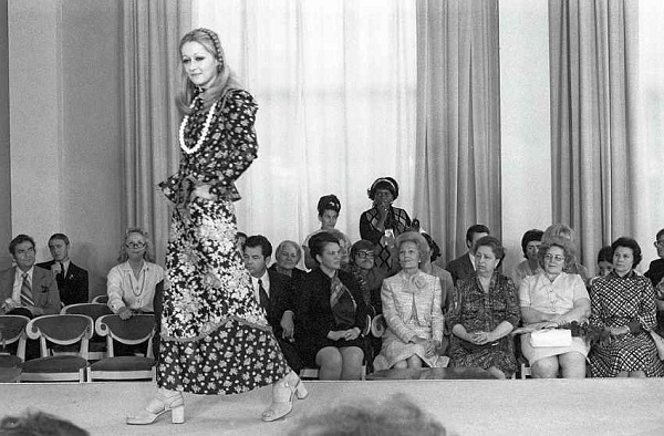 Фото: Демонстрация в советском доме моделей одежды. 1974 год