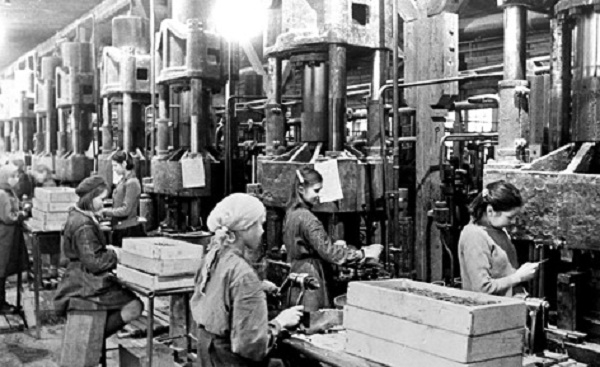 Фото: Строжайшая трудовая дисциплина 1940. Семидневка в СССР