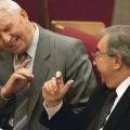 Политики СССР Егор Лигачев,  Евгений Примаков, 1990 год
