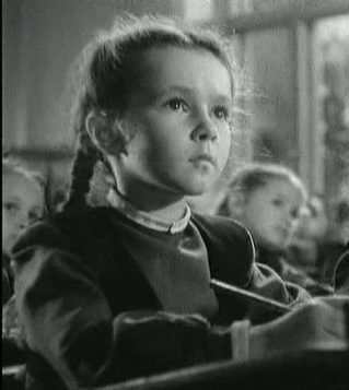 Фото: На фотографии кадр из советского фильма "Первоклассница", снятого в тот период (в 1948 году).