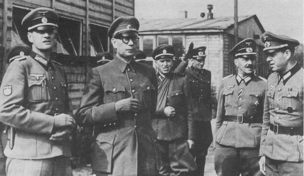 Фото: Генерал Власов среди бывших советских генералов  в рядах РОА, 1943 год