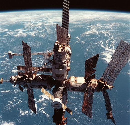 Фото: Космическая станция "Мир" на орбите