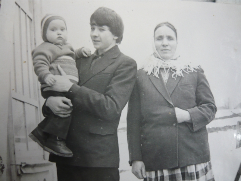 Фото: На руках у дяди, ему 14 лет, рядом бабушка, ей 43