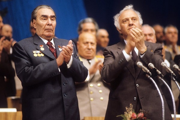 Фото: Генеральный секретарь ЦК КПСС Леонид Брежнев и первый секретарь ЦК КП Грузии Эдуард Шеварднадзе, 1981 год