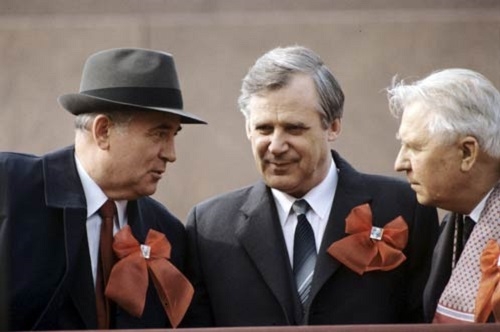 Фото: Горбачев, Рыжков, Лигачев на трибуне Кремля, 1986 год