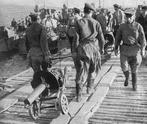 Фото: Советская морская пехота грузится на катера. Северный Кавказ. 1943 год.