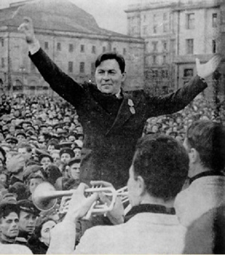 Фото: День Победы 9 мая 1945 года. Утесов на Красной площади.