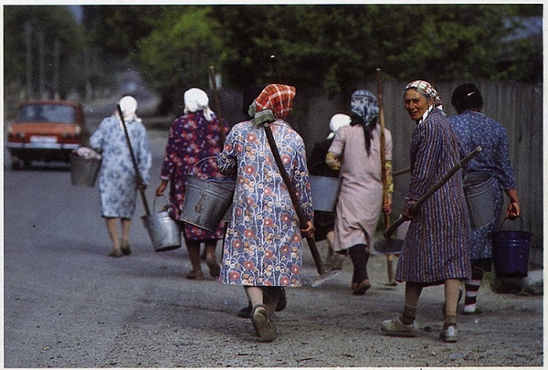 Фото: Один день из жизни СССР. С. Майз, США. Бригада  бабушек идет на работу по улицам Тбилиси