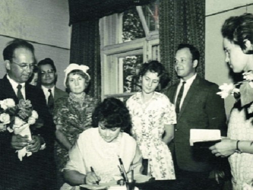 Фото: Наталья и Владимир Крачковские регистрируют брак, 1963 год