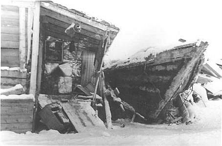 Фото: Лодка, разбившаяся о дом