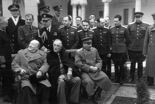 Фото: Черчиль, Рузвельт и Сталин, он  красноречиво смотрит в другую сторону. Ялтинская конференция.