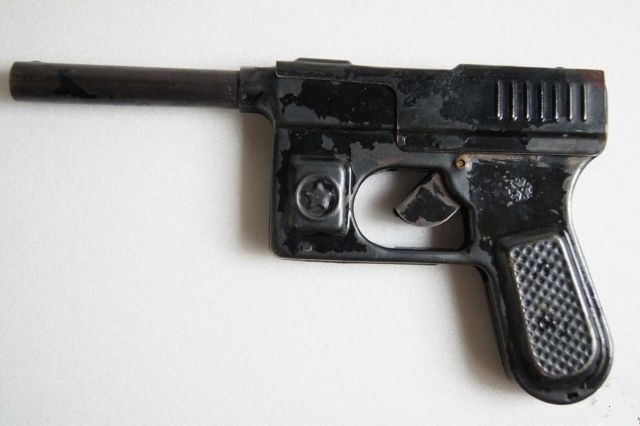 Фото: Копия маузера. Железный игрушечный пистолет СССР. Стреляет пистонами.