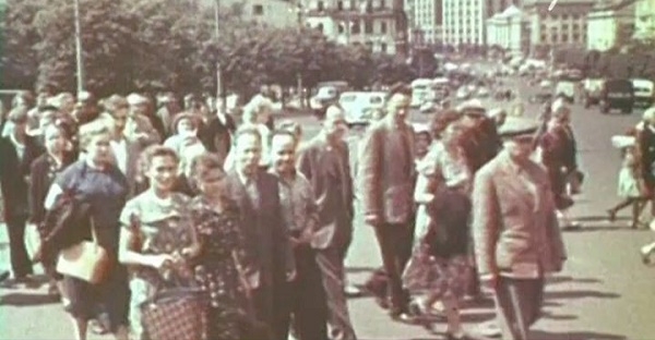 Фото: Люди идут проститься с Н.С. Хрущевым 13 сентября 1971 года