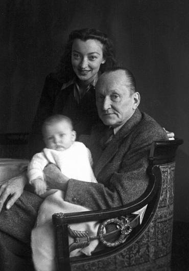 Фото: Александр Вертинский с женой Лидией и дочерью Марианной, 1943 год