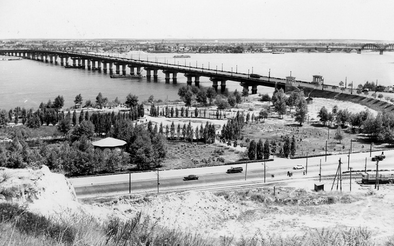 Фото: Первые годы работы моста Патона, 1956 год