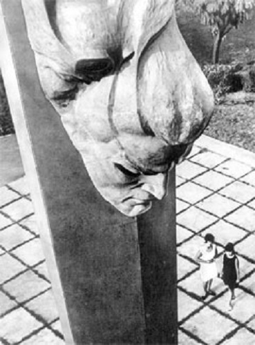 Фото: Фрагмент памятника летчикам героям  81-го авиаполка, повторившим подвиг Гастелло